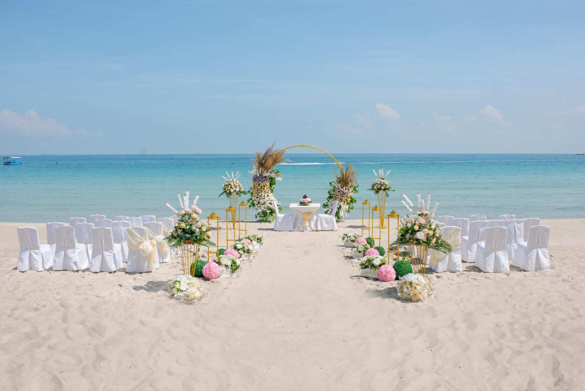 Nirwana Beach Club Lagoi Luaran gambar